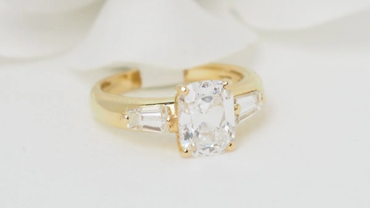 Yellow gold and 2ct cushion diamond ring Certified - Image 3