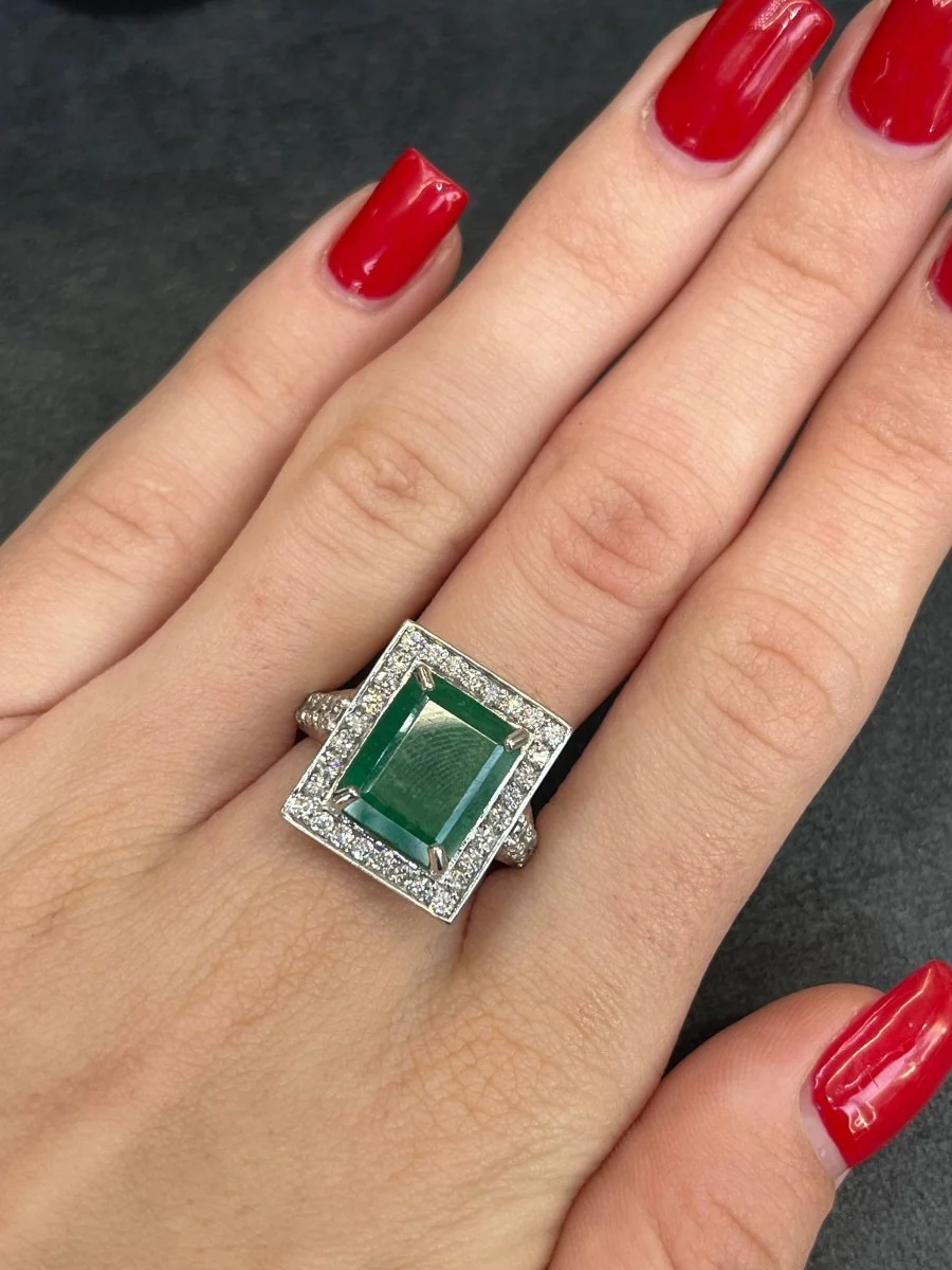 White gold ring with a 6 ct emerald and diamonds - Image 2