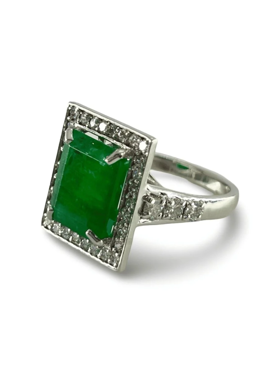 White gold ring with a 6 ct emerald and diamonds - Image 3