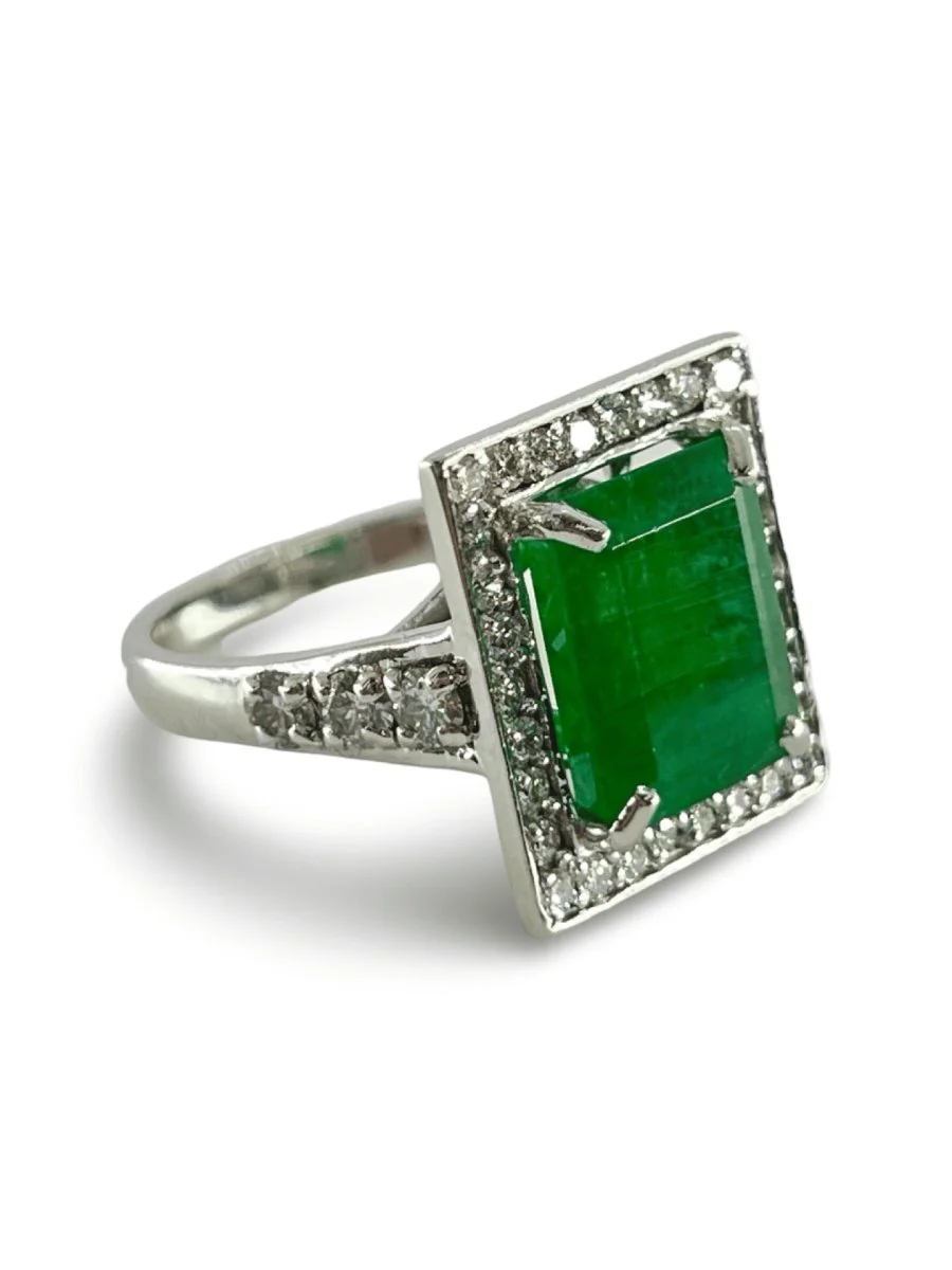White gold ring with a 6 ct emerald and diamonds - Image 4