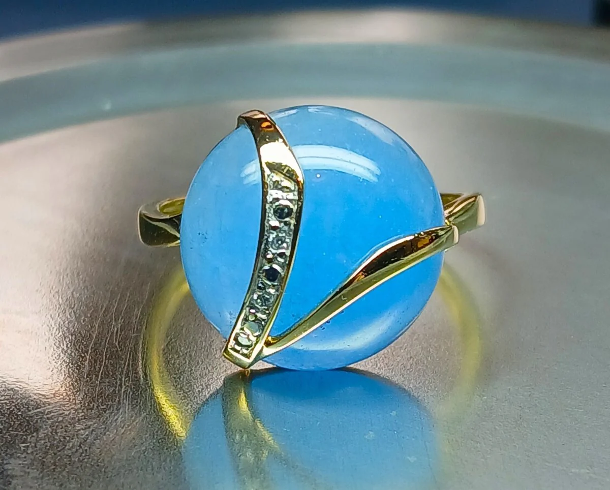 Ring in yellow gold, diamonds and lavender jade