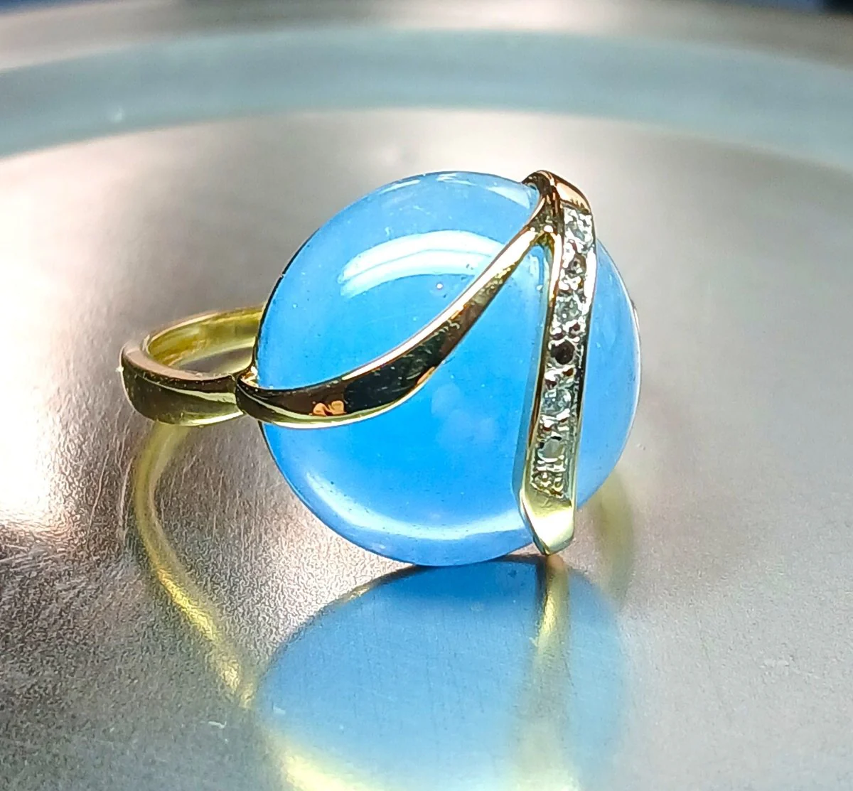 Ring in yellow gold, diamonds and lavender jade - Image 2