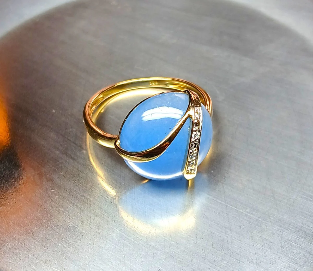 Ring in yellow gold, diamonds and lavender jade - Image 3