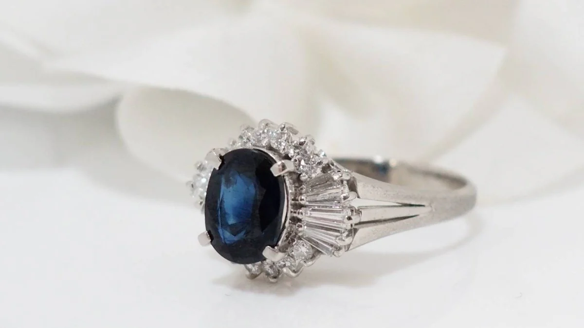 White gold, oval sapphire and diamond ring - Image 4