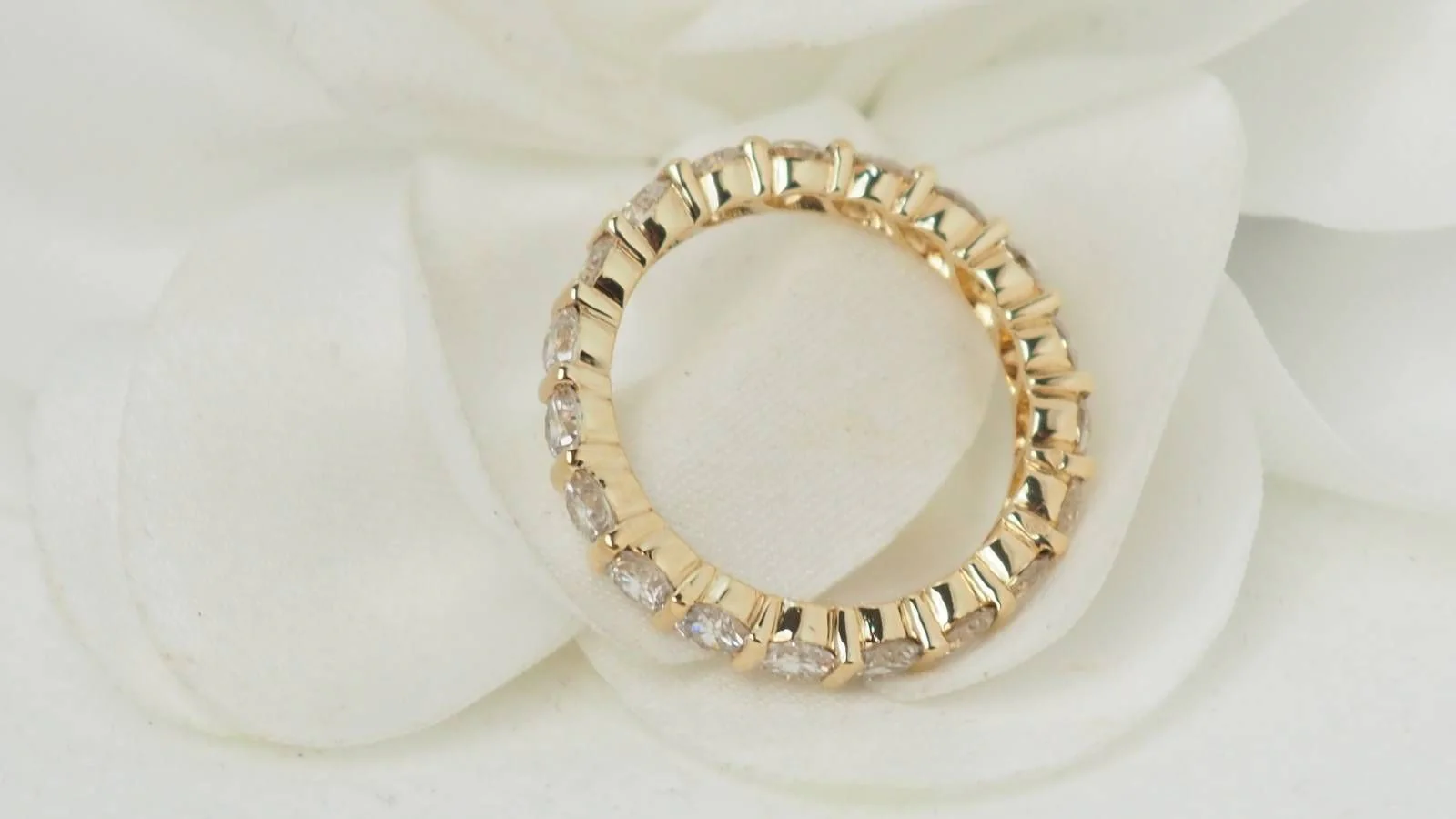 American wedding ring in yellow gold and diamonds - Image 3