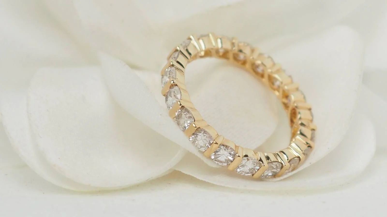American wedding ring in yellow gold and diamonds - Image 5