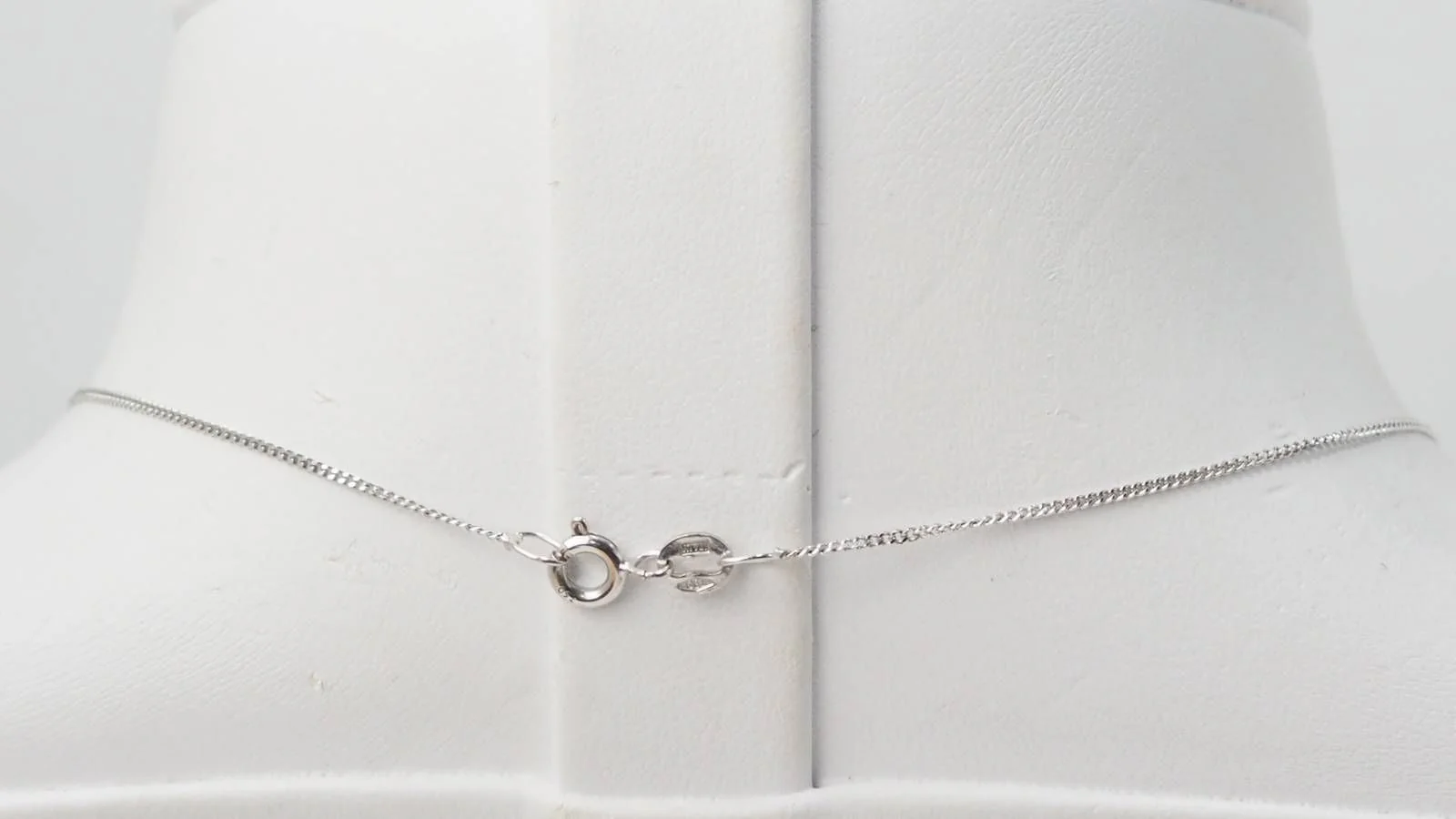 White gold, tanzanite and diamond necklace - Image 10