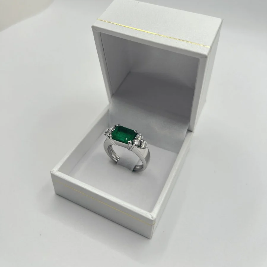 Ring in white gold, emerald, and diamonds - Image 9