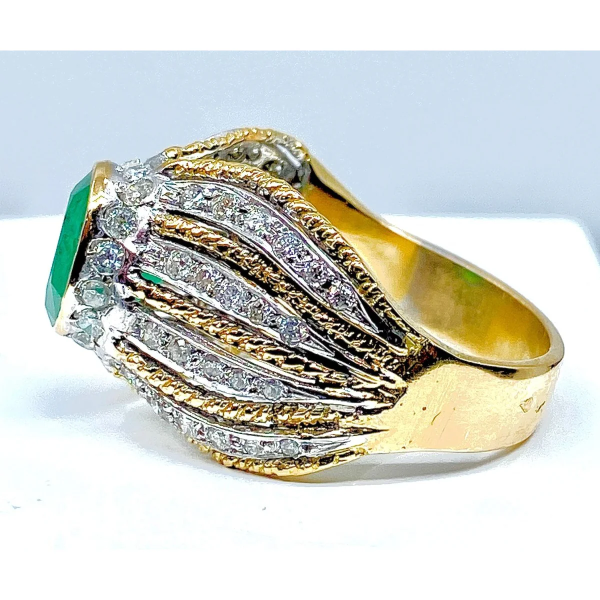 18-karat yellow and white gold and emerald and diamond ring - Image 5