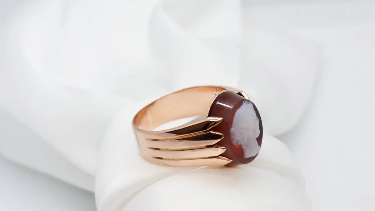 Cameo Signet Ring in pink gold - Image 2