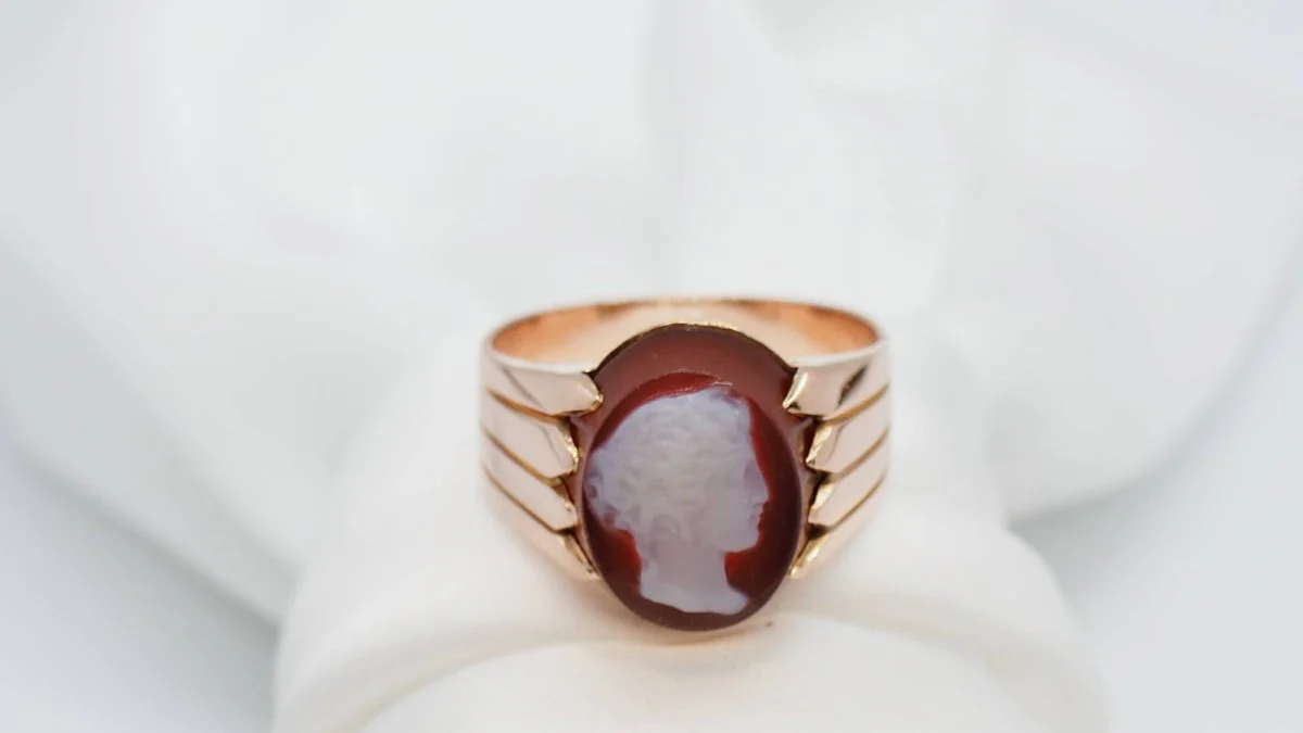 Cameo Signet Ring in pink gold - Image 3