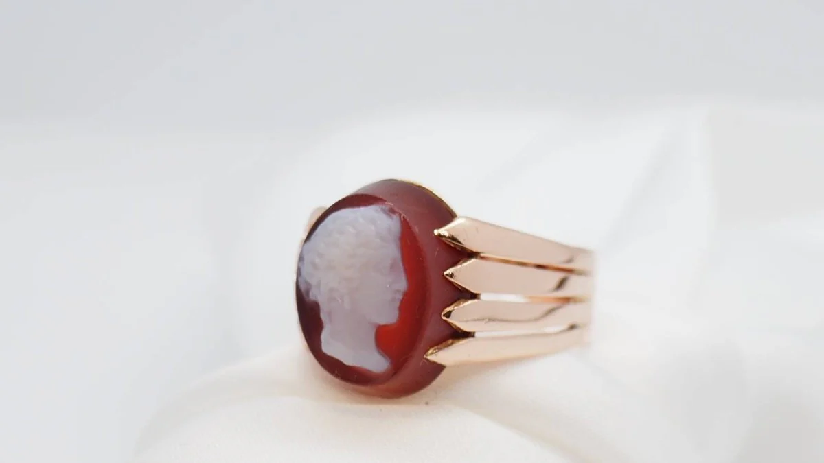 Cameo Signet Ring in pink gold - Image 4