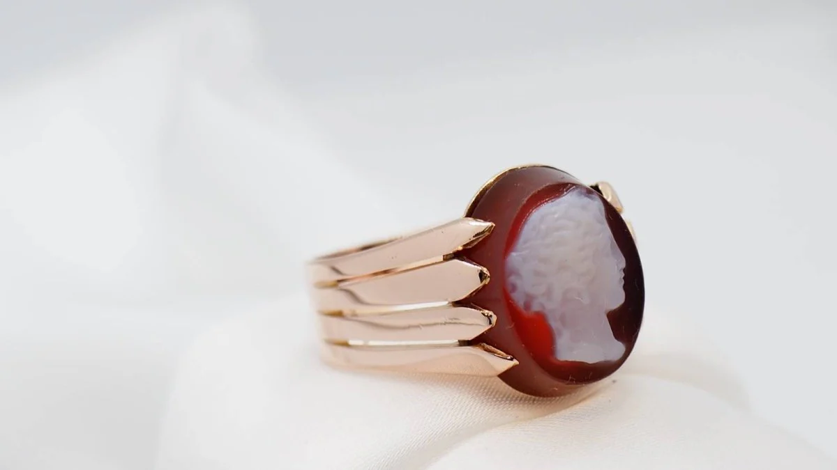 Cameo Signet Ring in pink gold - Image 5