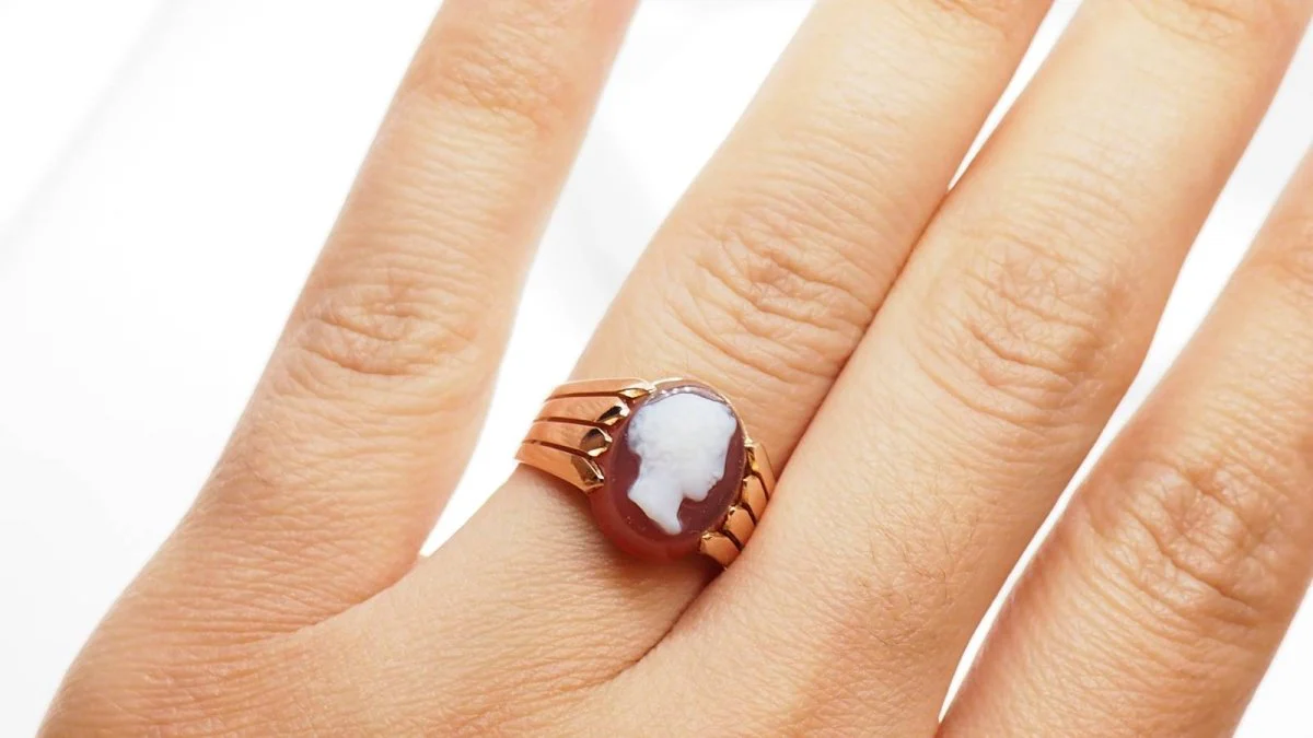 Cameo Signet Ring in pink gold - Image 6