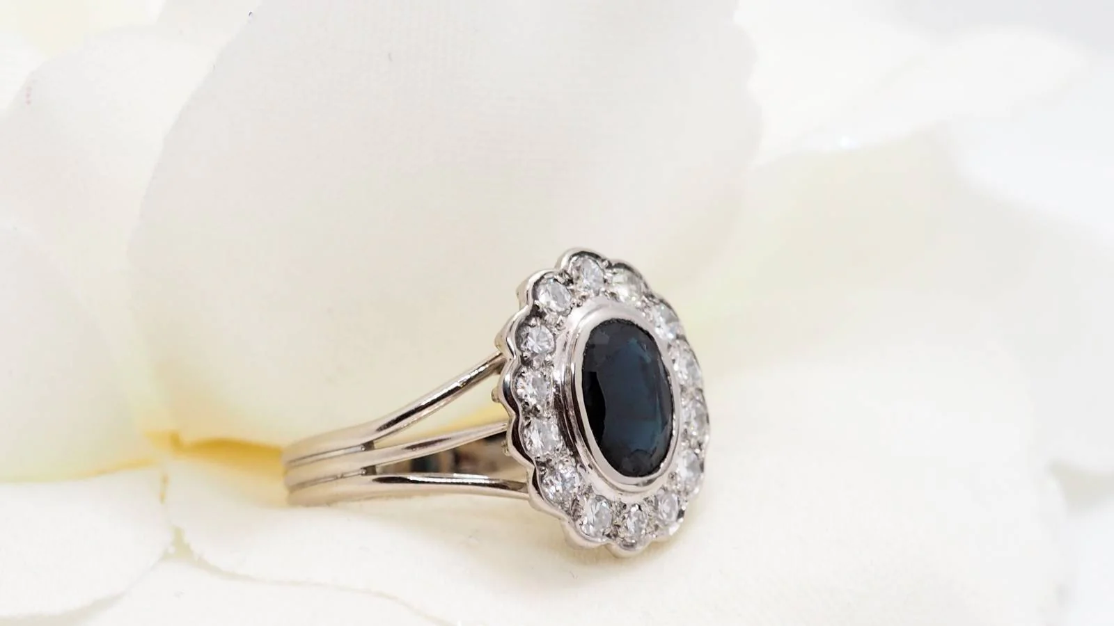 Daisy ring in white gold, sapphire and diamonds - Image 3