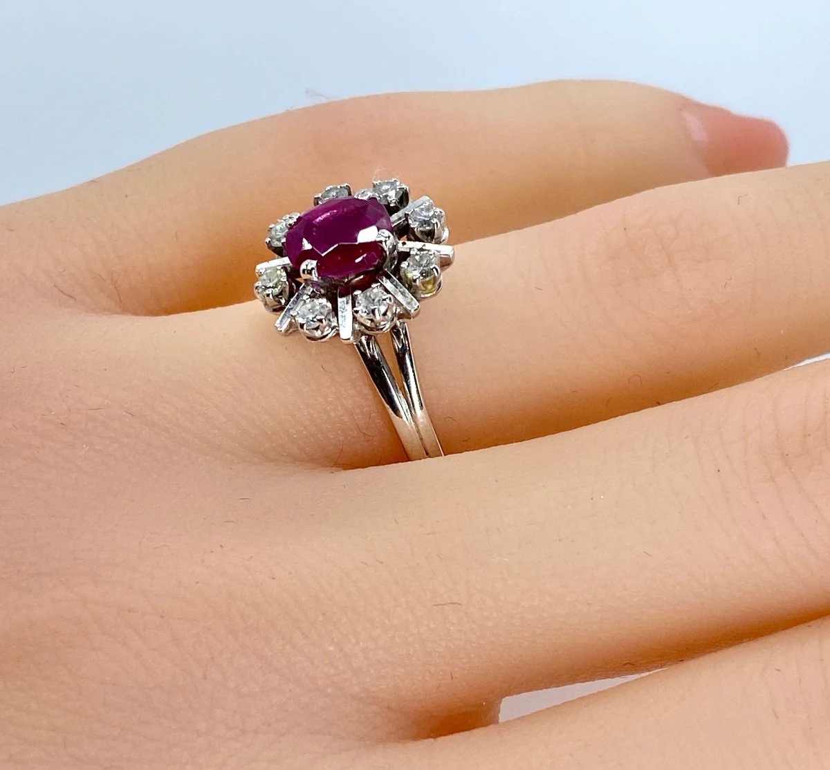 Marguerite ring in white gold with ruby ​​and diamonds - Image 3
