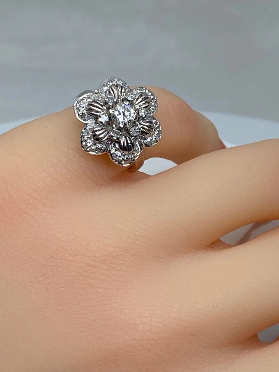 18-karat gold “Six-petal daisy” ring set with diamonds - Image 14