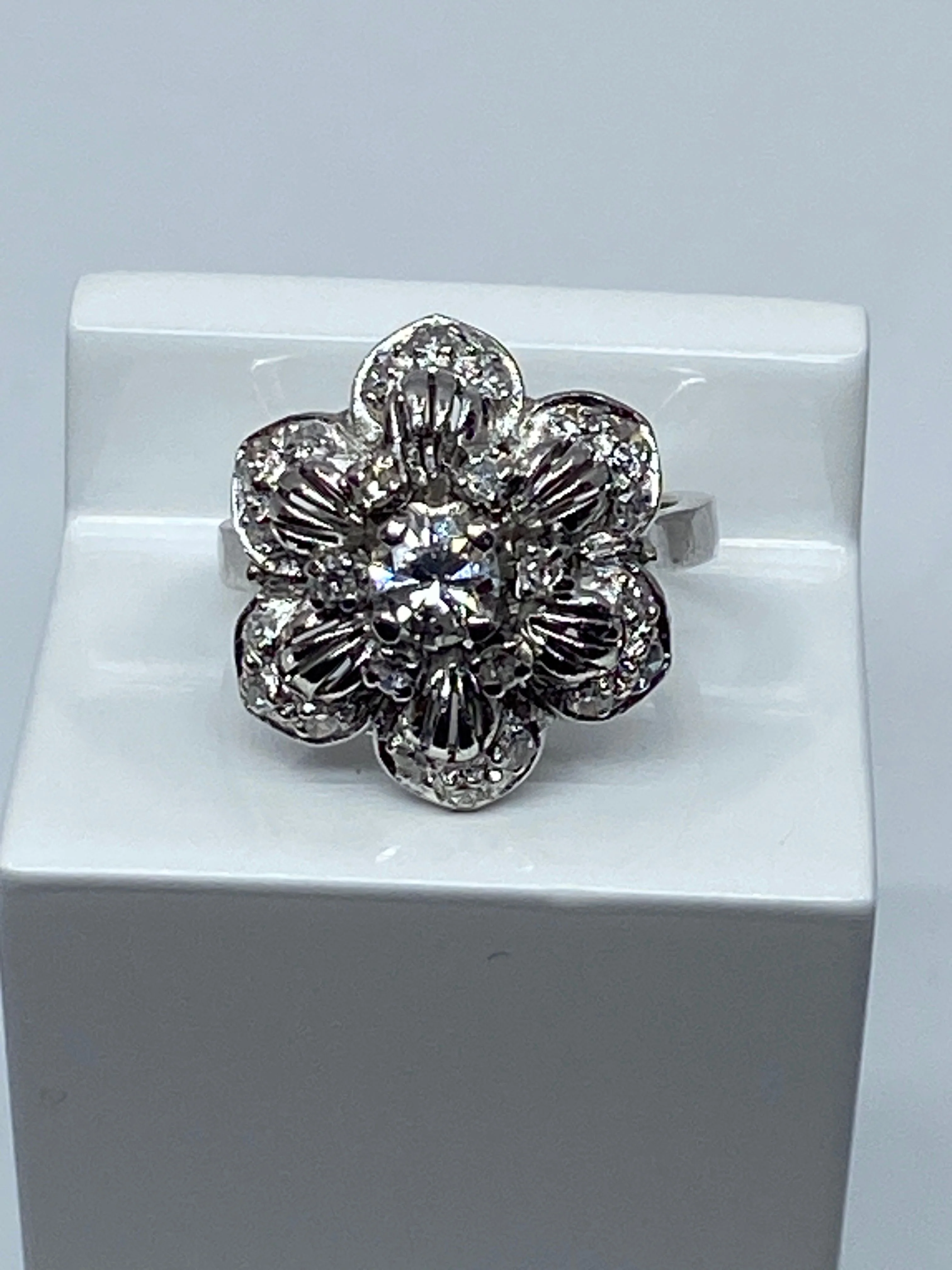 18-karat gold “Six-petal daisy” ring set with diamonds - Image 7