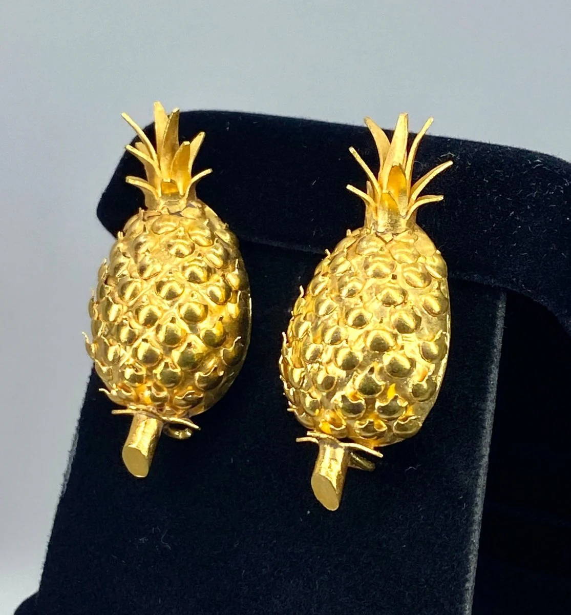 Pair of 18-karat yellow gold pineapple earrings - Image 5