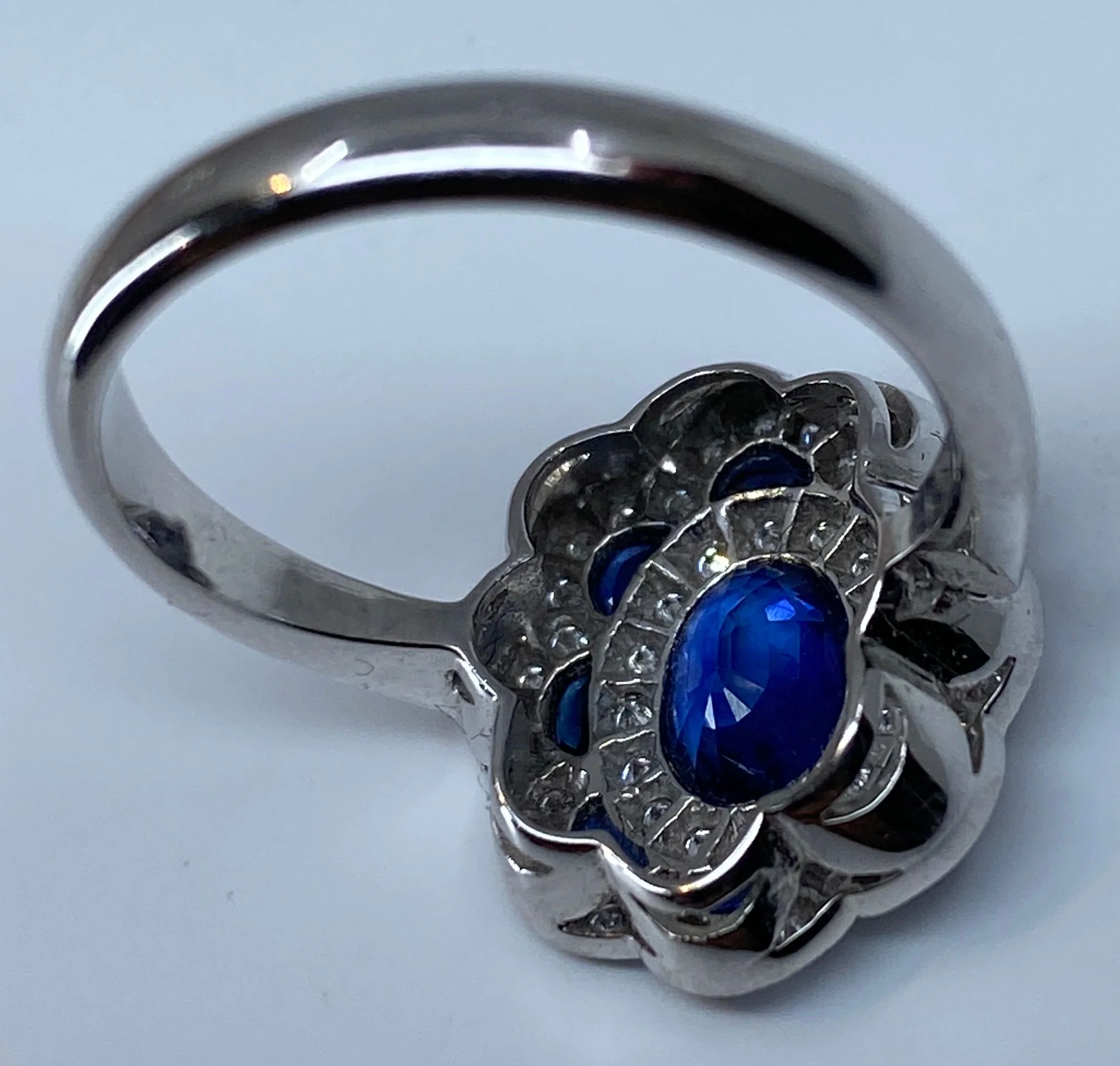 18k gold sapphire and diamond daisy ring - Image 11