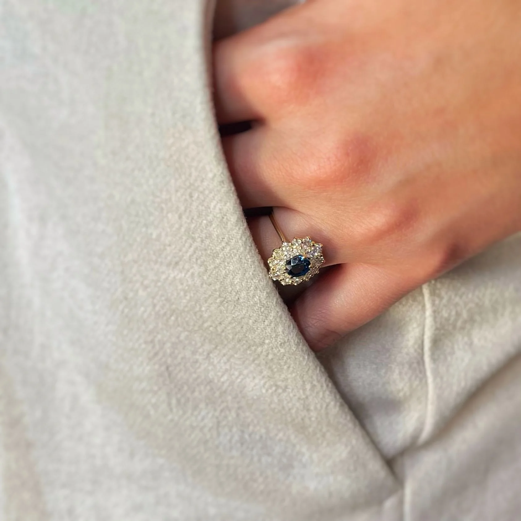Ring Marguerite Yellow Gold with Sapphire and diamonds - Image 4