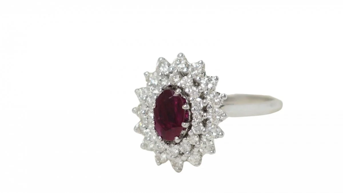 Marguerite ring in white gold, rubies and diamonds - Image 5