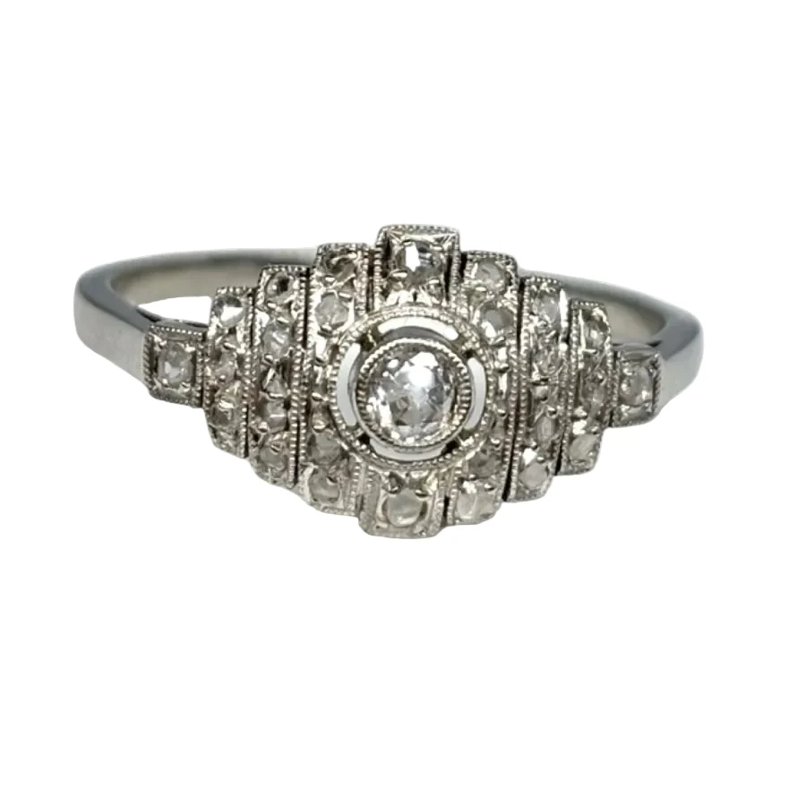 Ring in white gold and diamonds.