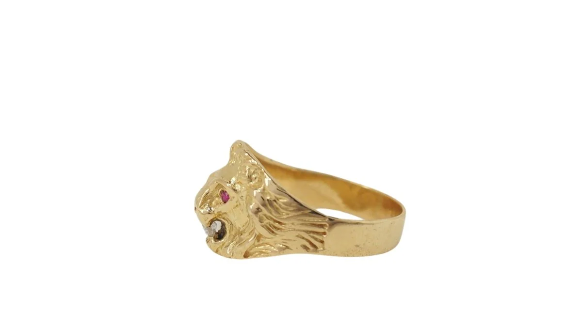 Lion signet ring in yellow gold, ruby and diamond - Image 3