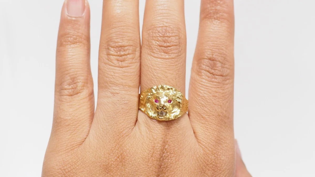 Lion signet ring in yellow gold, ruby and diamond - Image 5