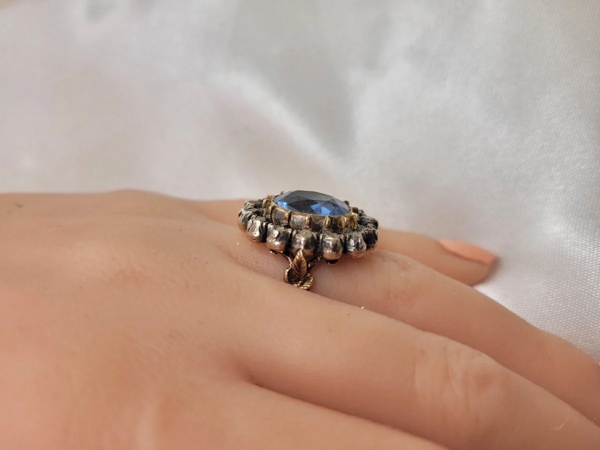 Entourage ring in blue gold, silver, topaz and diamonds - Image 5
