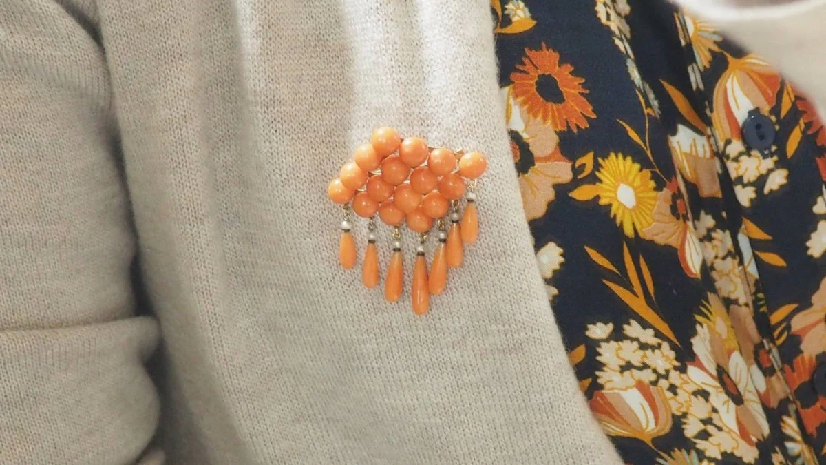 Openwork brooch of Napoleon III in yellow gold, decorated with coral tassel beads and black enamel - Image 2