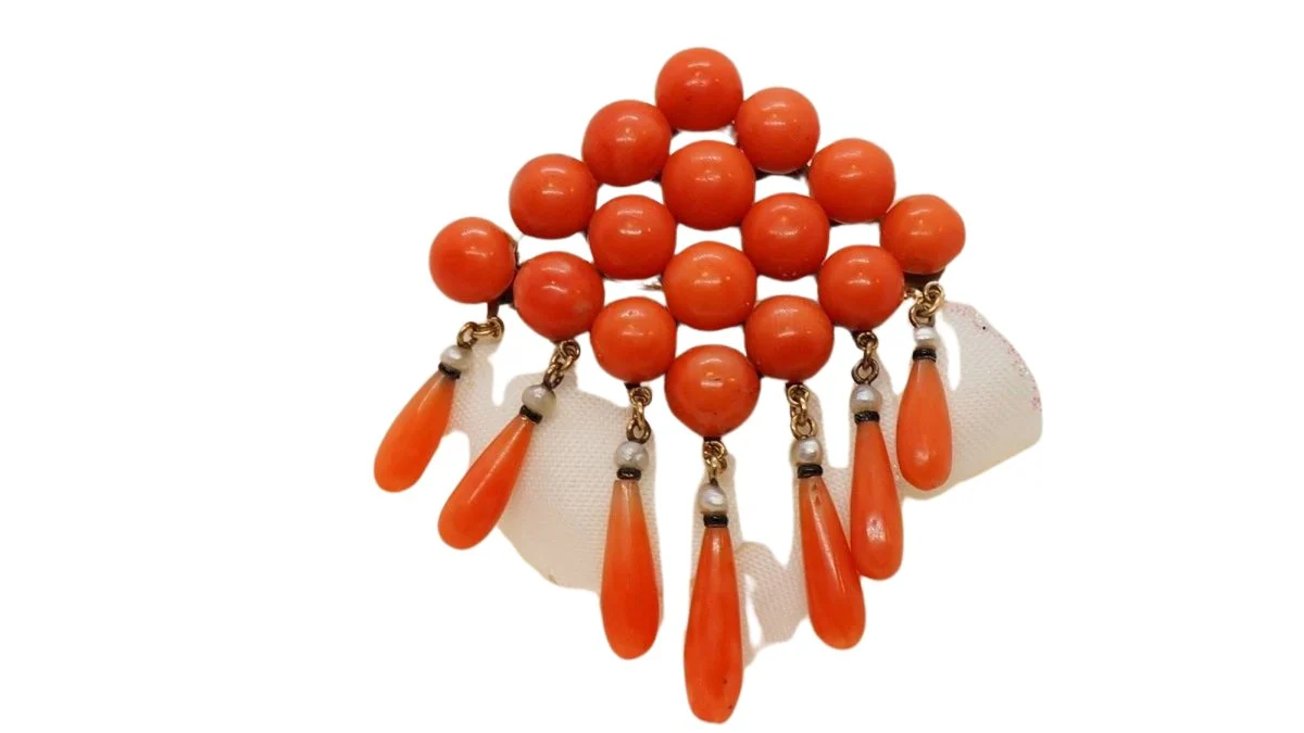 Openwork brooch of Napoleon III in yellow gold, decorated with coral tassel beads and black enamel - Image 3
