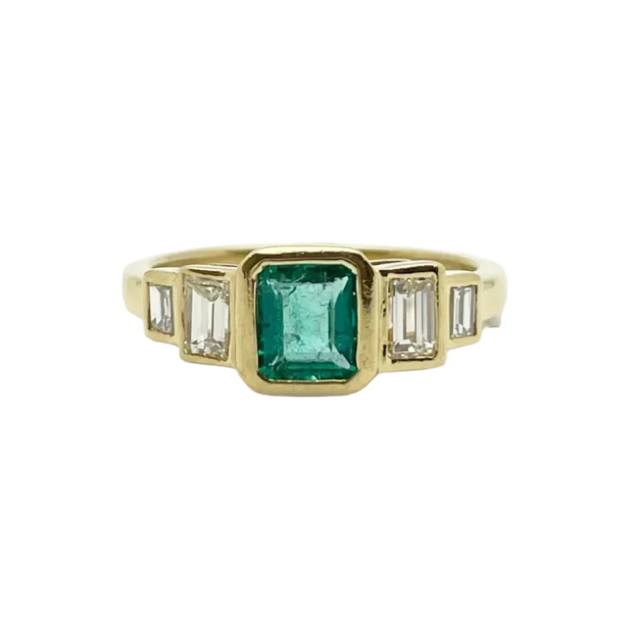 Ring at yellow gold, emerald and diamonds