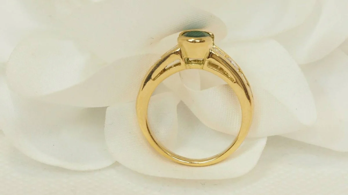 Yellow gold, emerald and diamond ring - Image 7