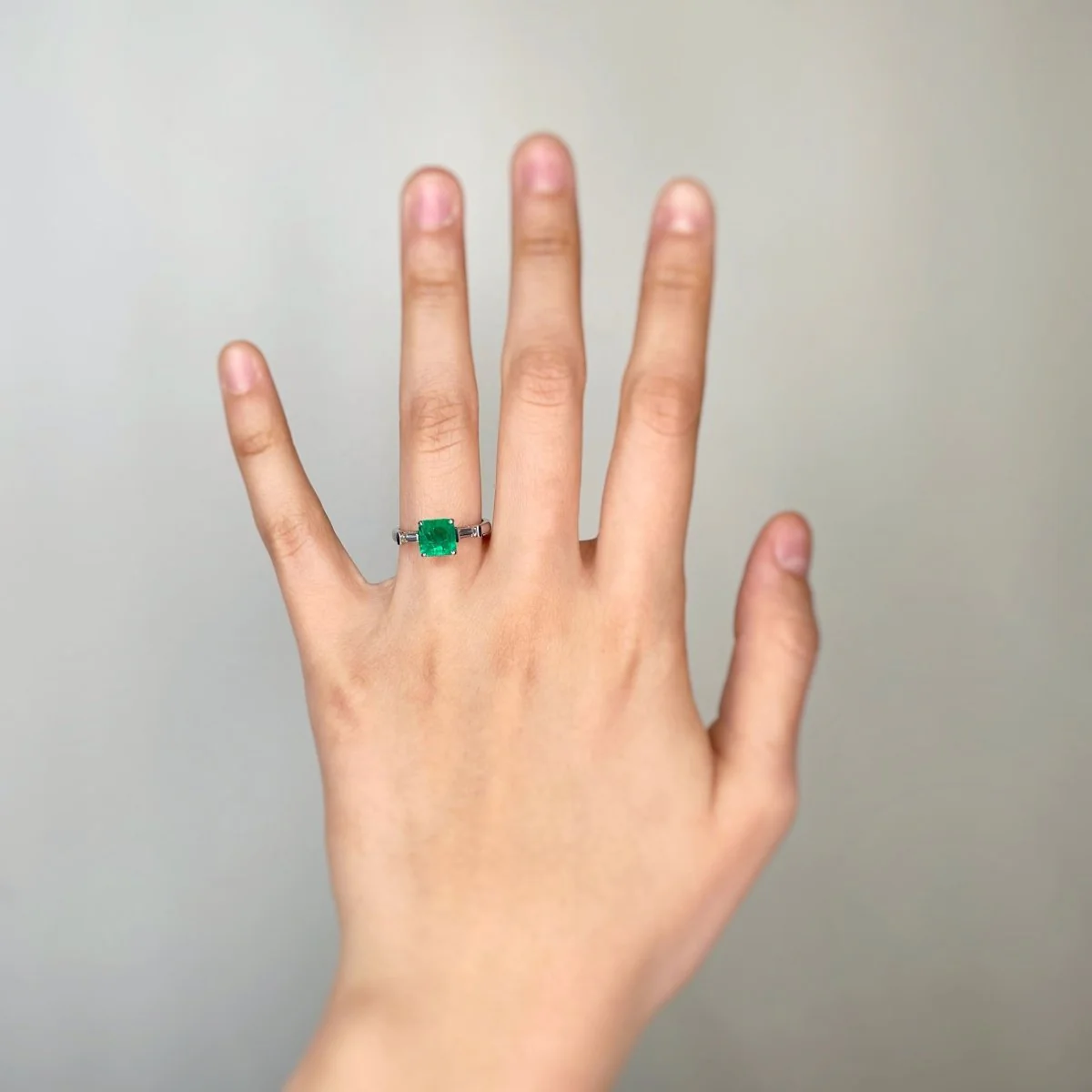 Ring at white gold, emerald and diamonds - Image 2
