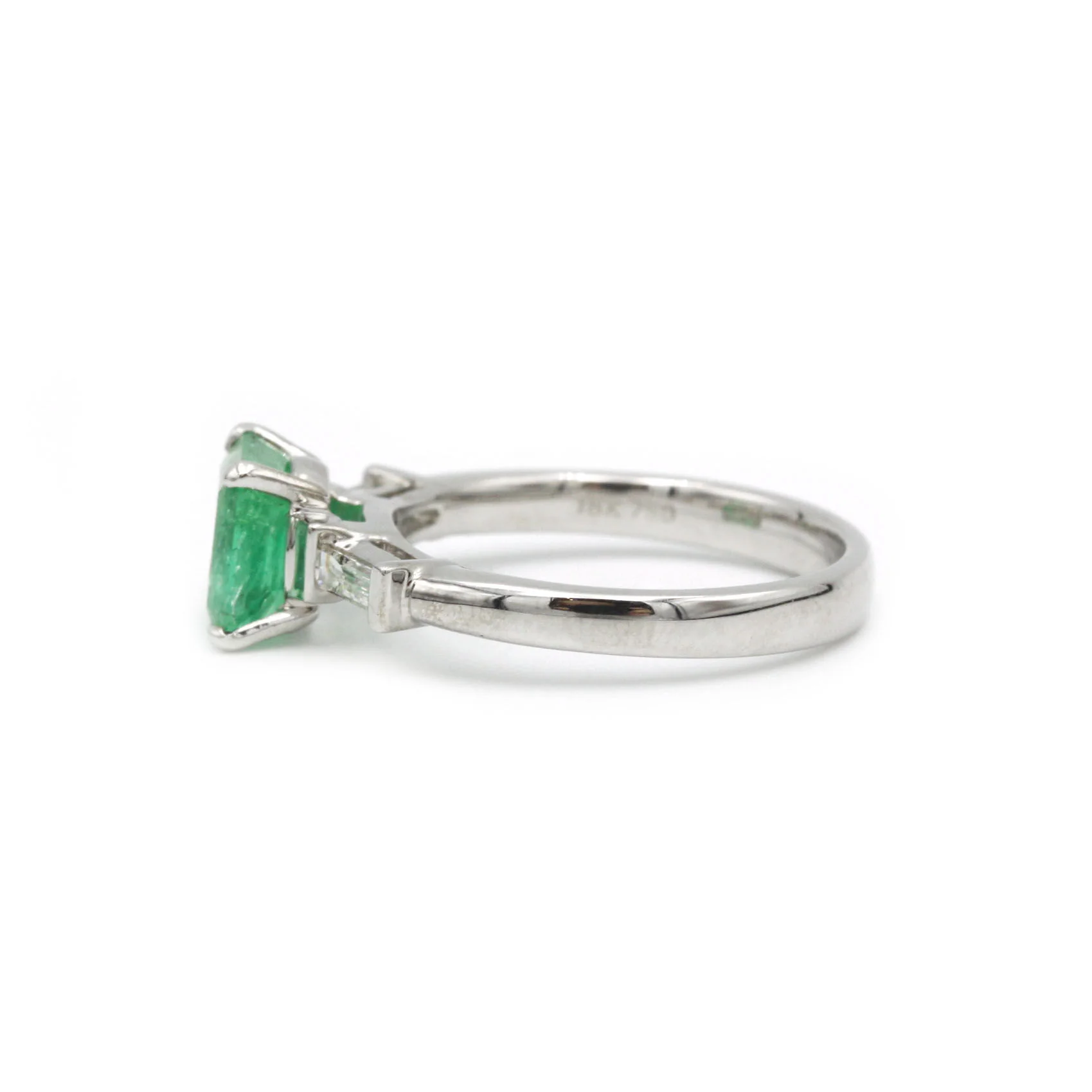 Ring at white gold, emerald and diamonds - Image 3