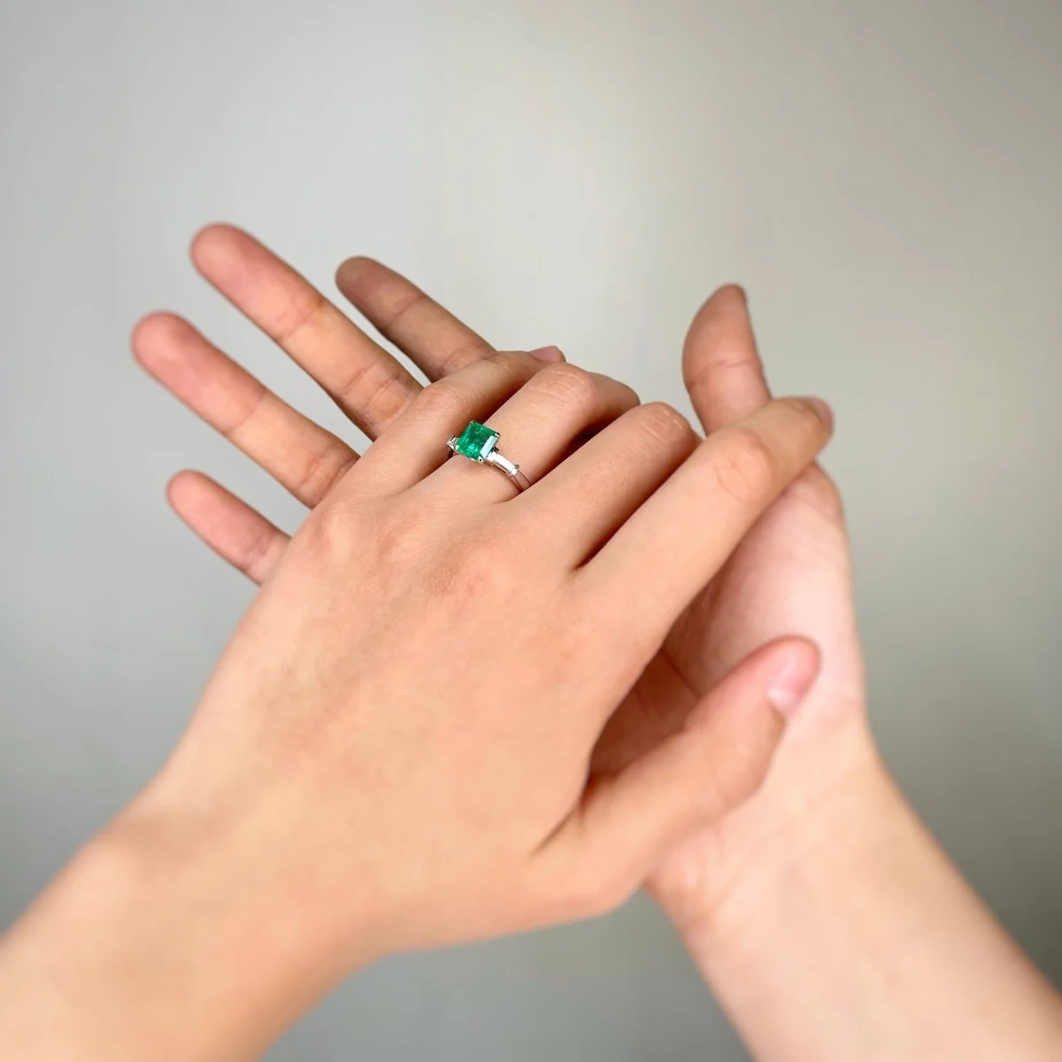 Ring at white gold, emerald and diamonds - Image 5