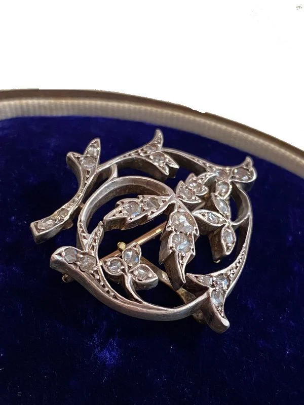 Brooch with gold plant motifs, silver and diamonds - Image 2
