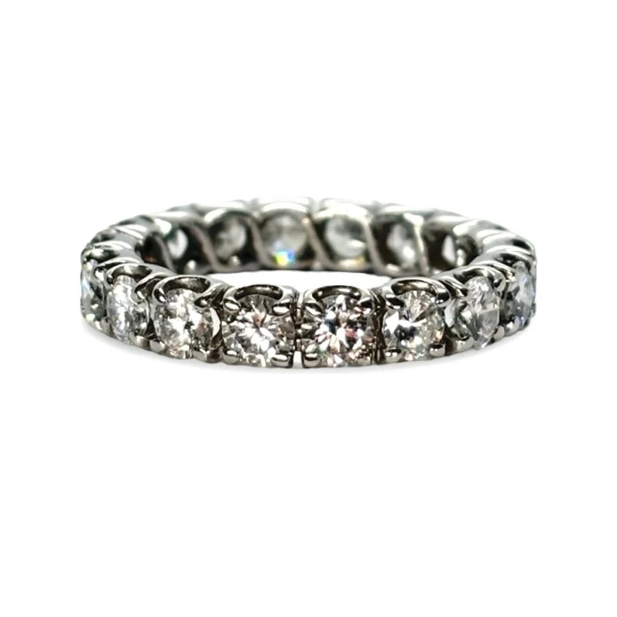Wedding band ring in white gold and diamonds