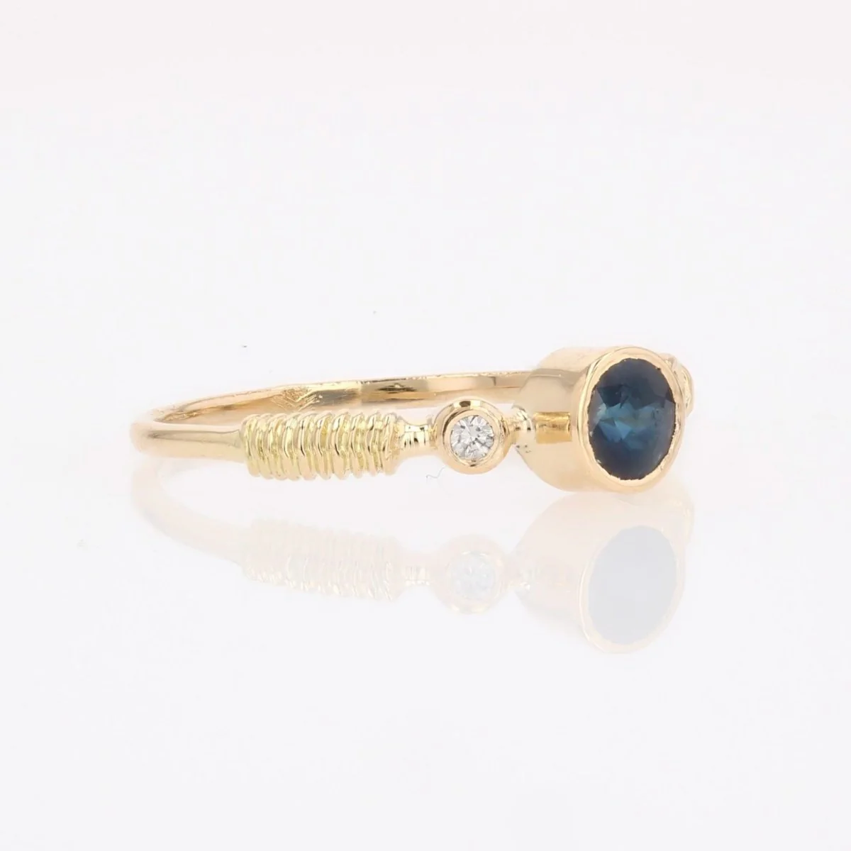 Solitaire ring in yellow gold, sapphire and diamond - Image 5