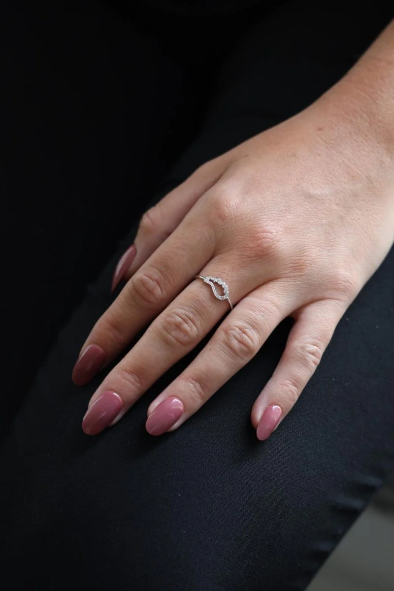 Angel wing ring in white gold and diamonds - Image 2