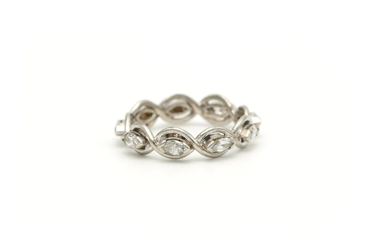 Wedding band ring in white, yellow gold and diamonds - Image 3