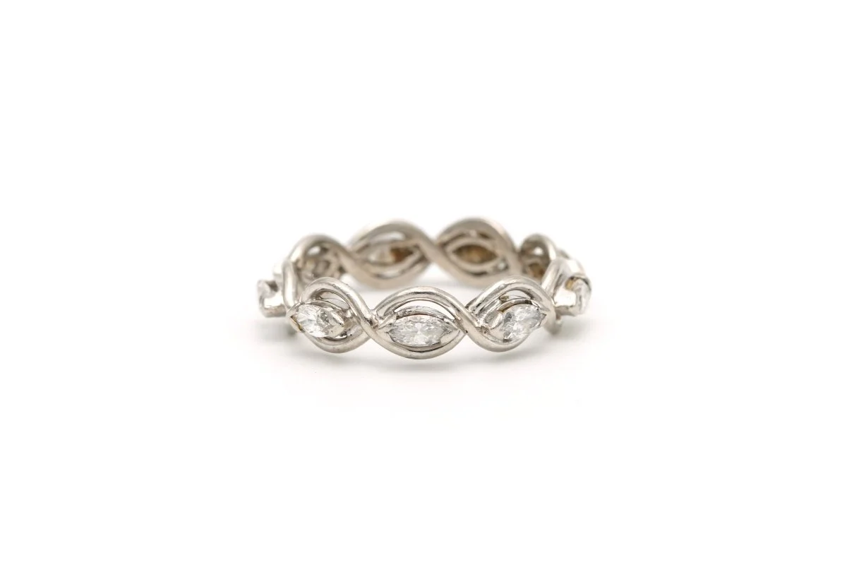 Wedding band ring in white, yellow gold and diamonds - Image 6