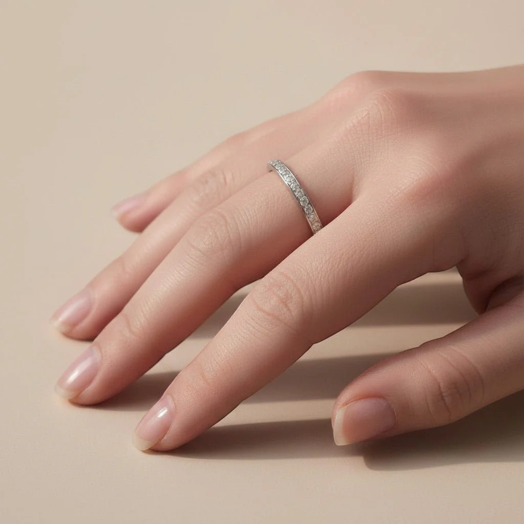 Wedding band ring in white gold and diamonds - Image 2