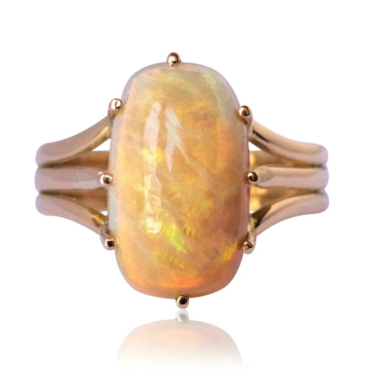 Cocktail ring in yellow gold and opal