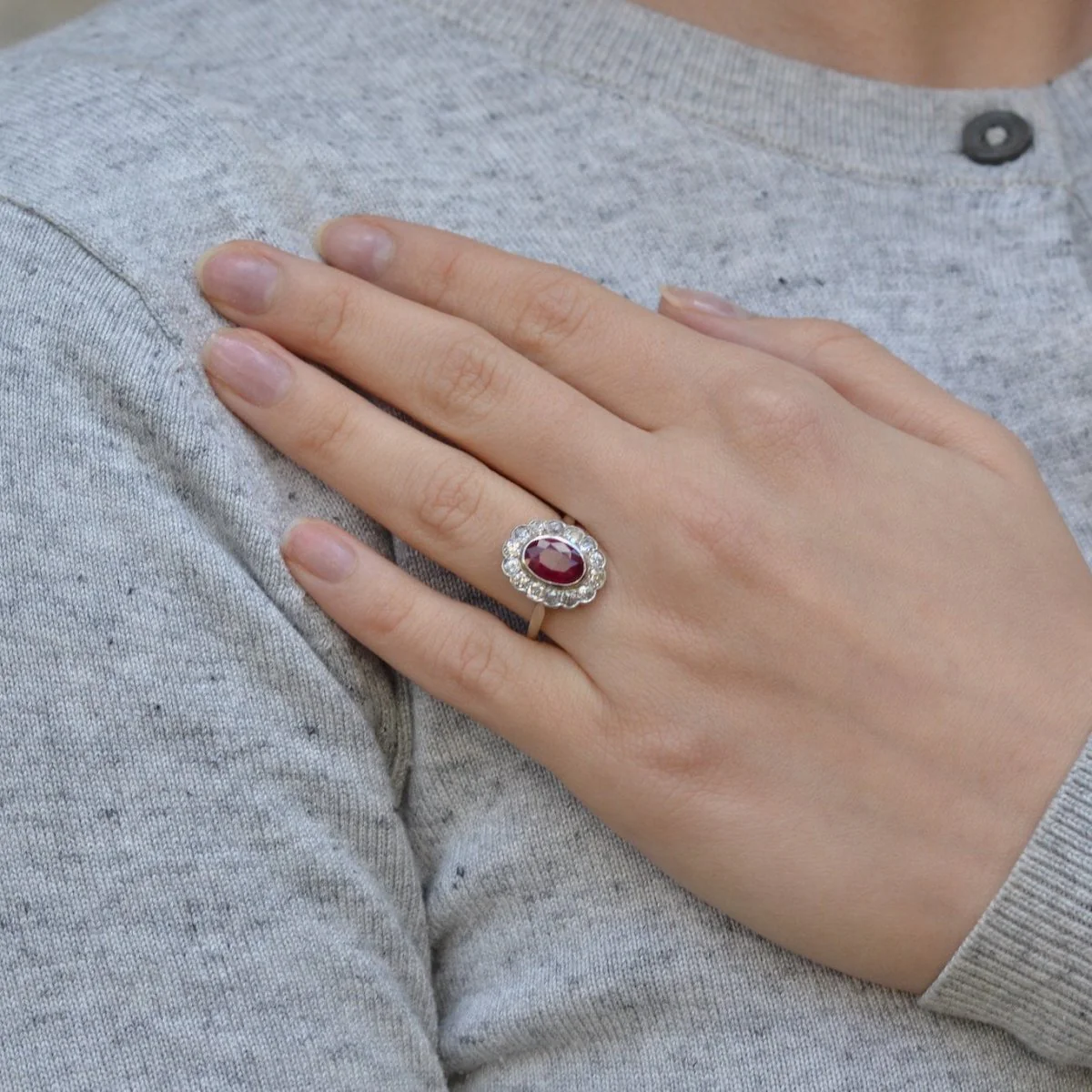 Ring Surroundings in white gold, ruby and diamonds - Image 2