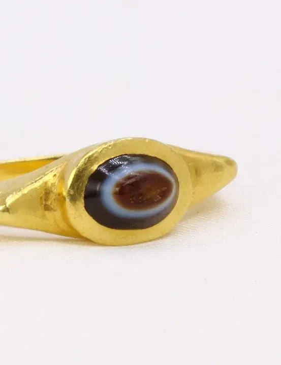 Antique Roman intaglio ring on agate depicting Athena in profile - Image 3