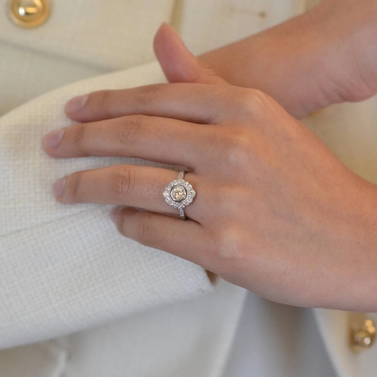 Ring Marguerite en paltinium and diamonds - Image 2