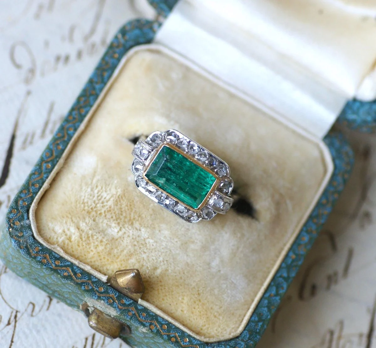 Ring Art deco Colombian Emerald 1.70 Cts and diamonds