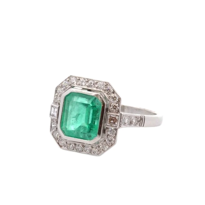 Entourage ring in platinum, emerald, and diamonds - Image 2